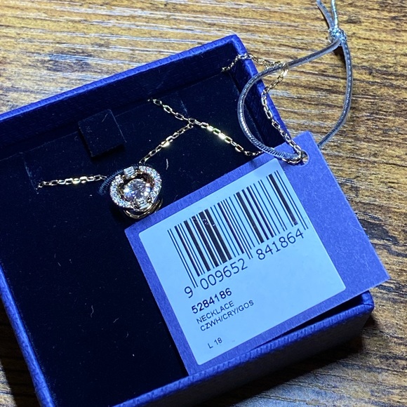 Swarovski Sparkling Dance necklace
Round, White, Rose gold-tone plated - Picture 3 of 3